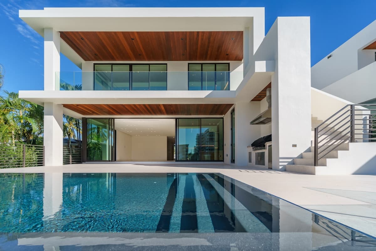 Eclairage exterieur villa avec piscine illuminee