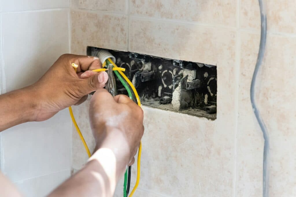 Comment choisir son électricien : les critères qui comptent