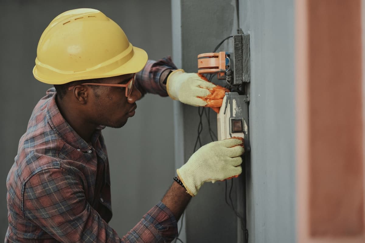 Électricien professionnel au travail
